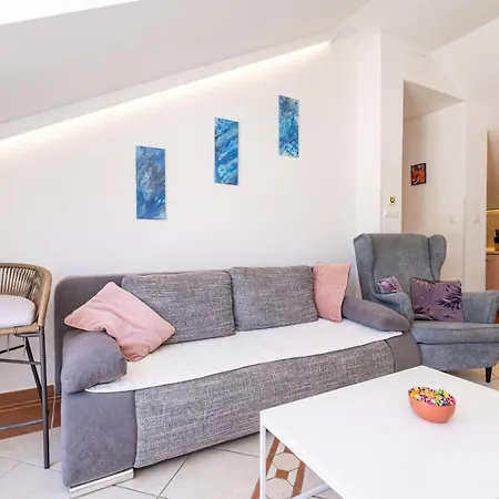 Rita - Charming 2-bedroom With Sea View, Apartmán *