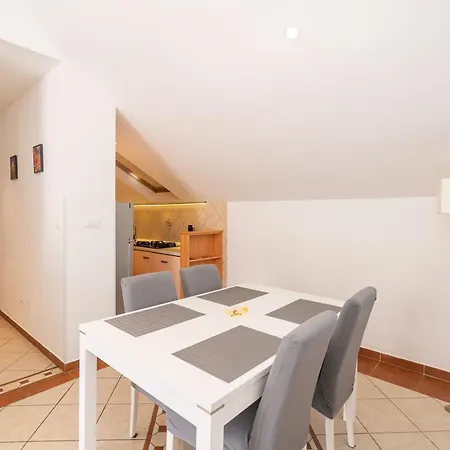 Rita - Charming 2-bedroom With Sea View, Apartmán