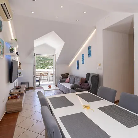 Lejlighed Rita - Charming 2-bedroom With Sea View,