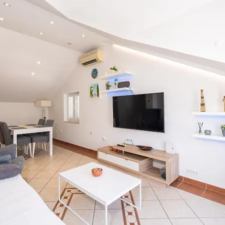 Apartmán Rita - Charming 2-bedroom With Sea View, Slano