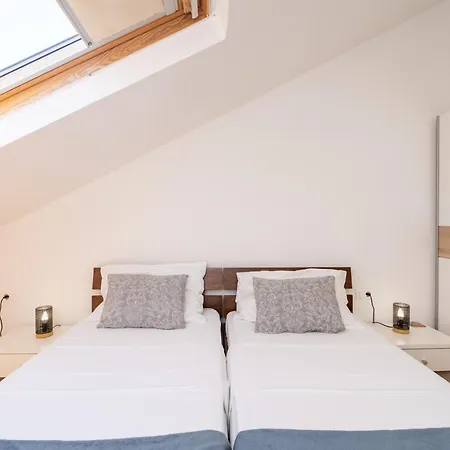 Rita - Charming 2-bedroom With Sea View, Lejlighed *