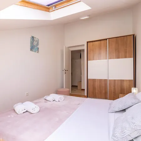 Apartmán Rita - Charming 2-bedroom With Sea View, *