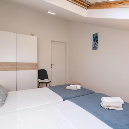Rita - Charming 2-bedroom With Sea View, Lejlighed