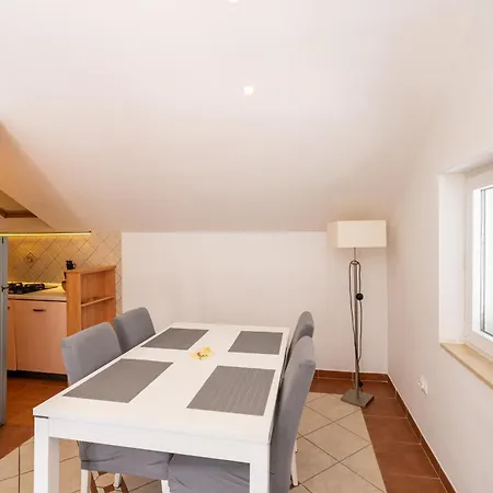 Rita - Charming 2-bedroom With Sea View,