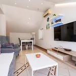 Rita - Charming 2-bedroom With Sea View, Διαμέρισμα *