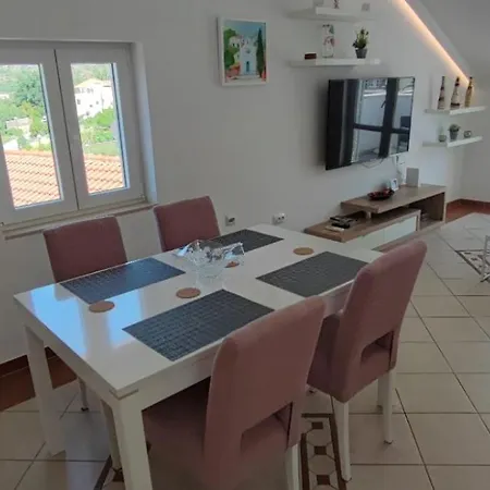 Apartment Rita - Charming 2-bedroom With Sea View,