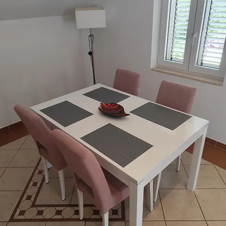 Rita - Charming 2-bedroom With Sea View, Apartment