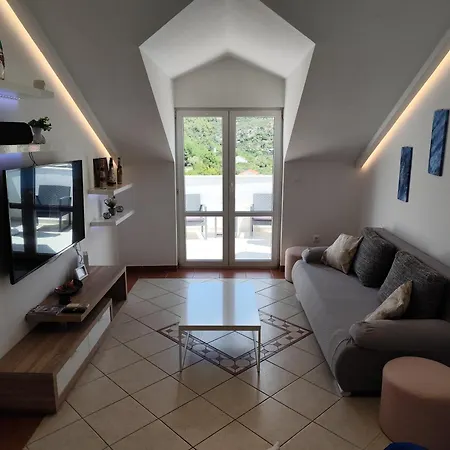 Rita - Charming 2-bedroom With Sea View, Apartment