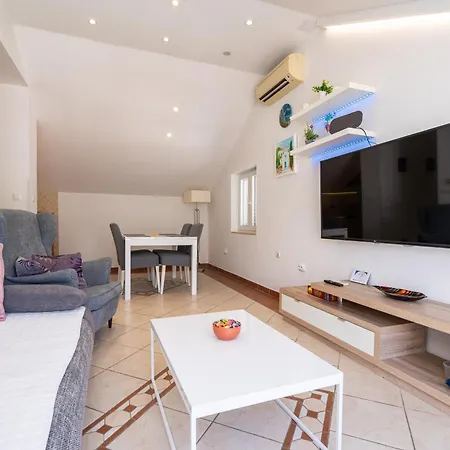 Rita - Charming 2-bedroom With Sea View, شقة *