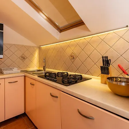 Rita - Charming 2-bedroom With Sea View, Slano