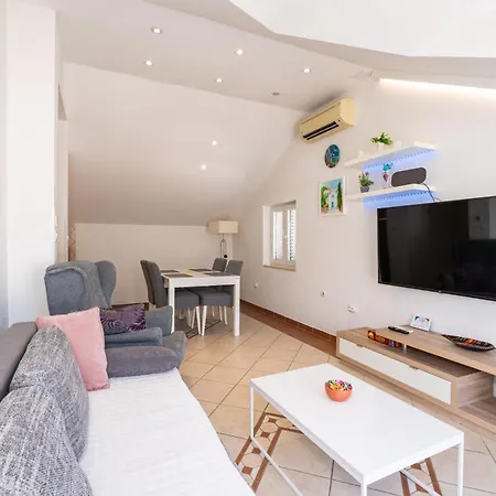 Rita - Charming 2-bedroom With Sea View,