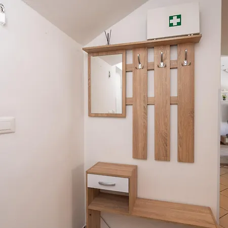 Rita - Charming 2-bedroom With Sea View, Apartment