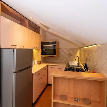 Apartment Rita - Charming 2-bedroom With Sea View,