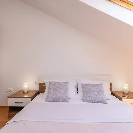 Rita - Charming 2-bedroom With Sea View,